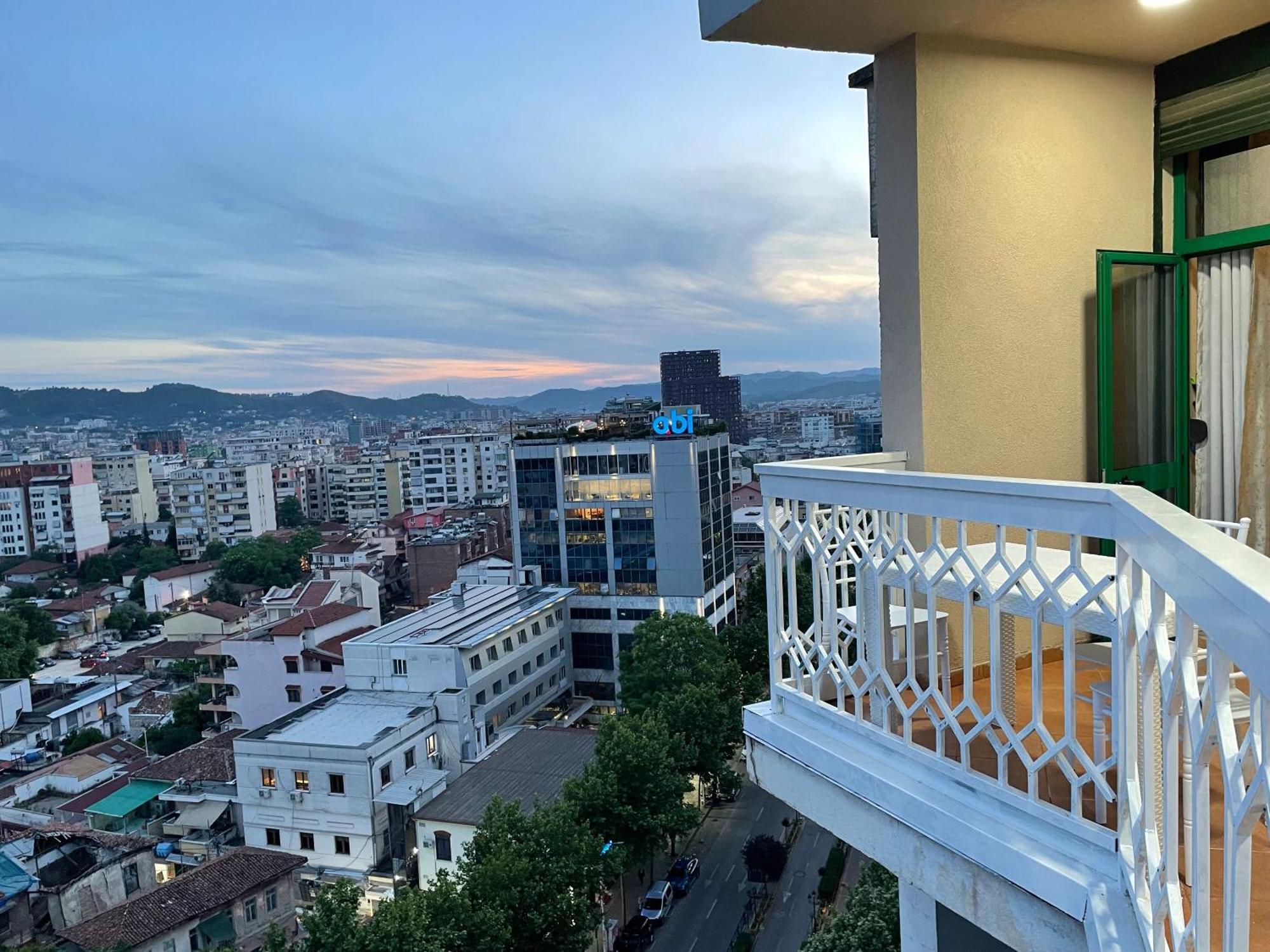 Sun Tower Luxury Suite-View From Of Tirana Center Exteriör bild