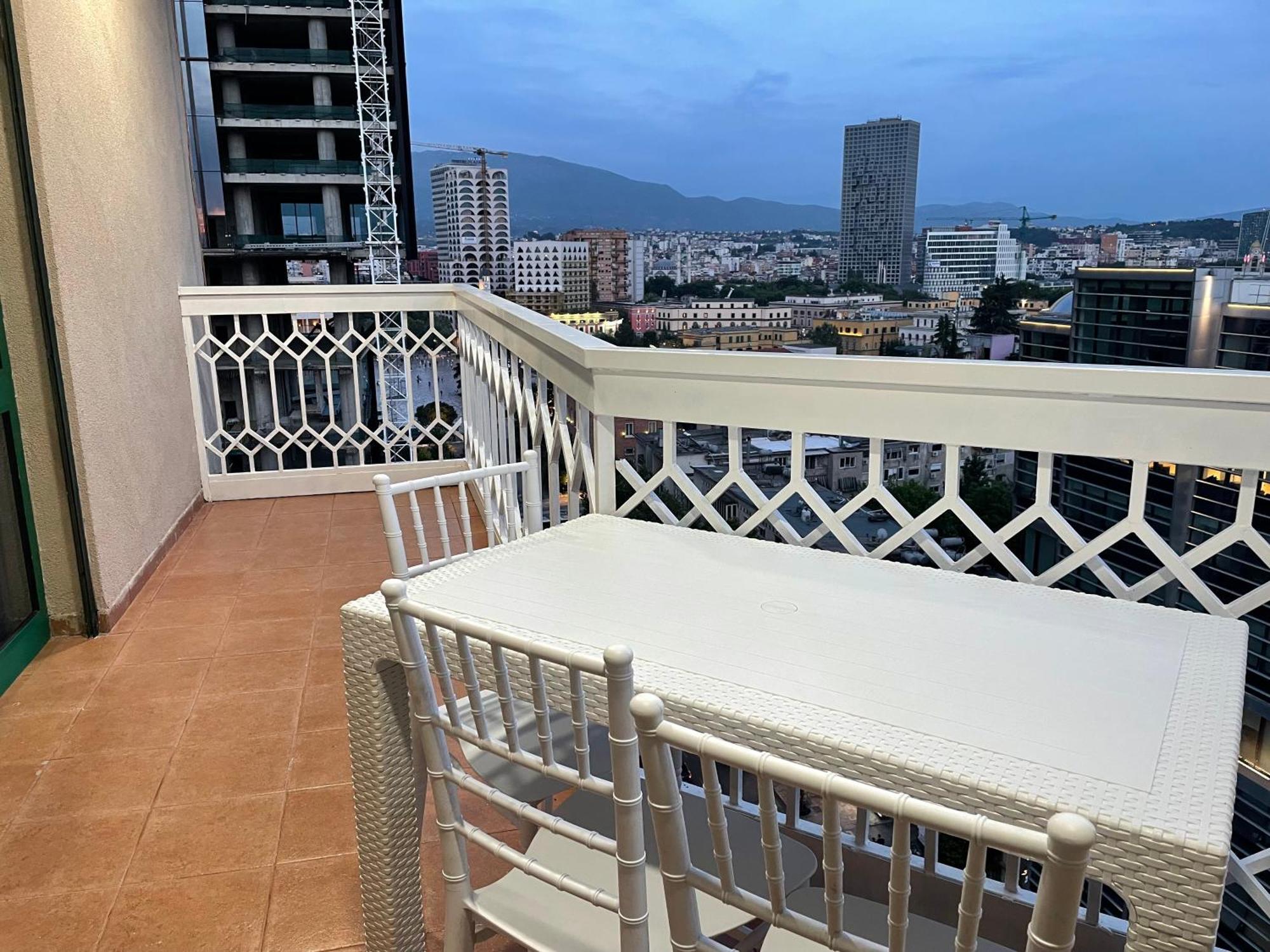 Sun Tower Luxury Suite-View From Of Tirana Center Exteriör bild