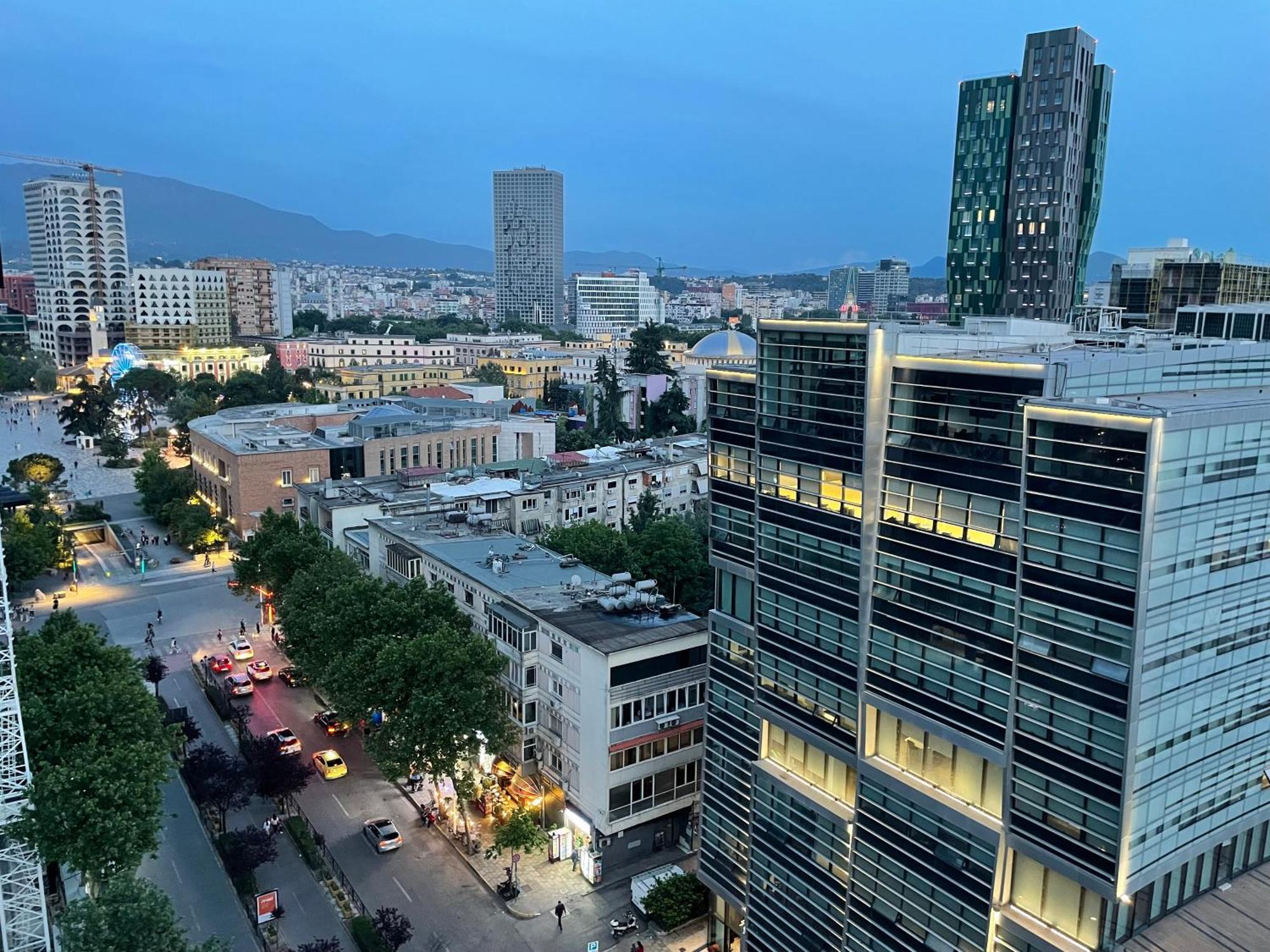 Sun Tower Luxury Suite-View From Of Tirana Center Exteriör bild
